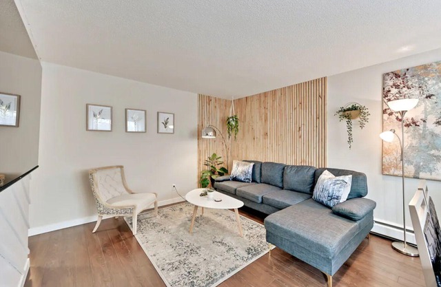Chic and Spacious 3-BDRM Retreat near U of A