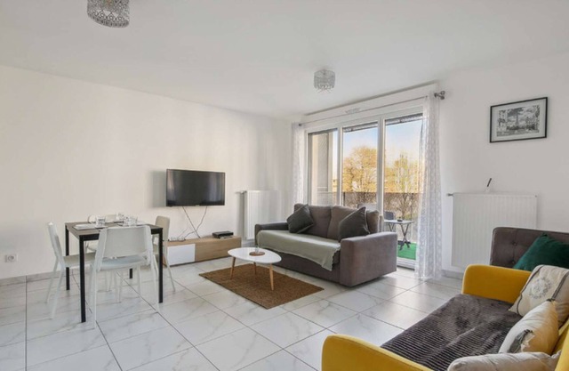 Chic apart with balcony near Paris