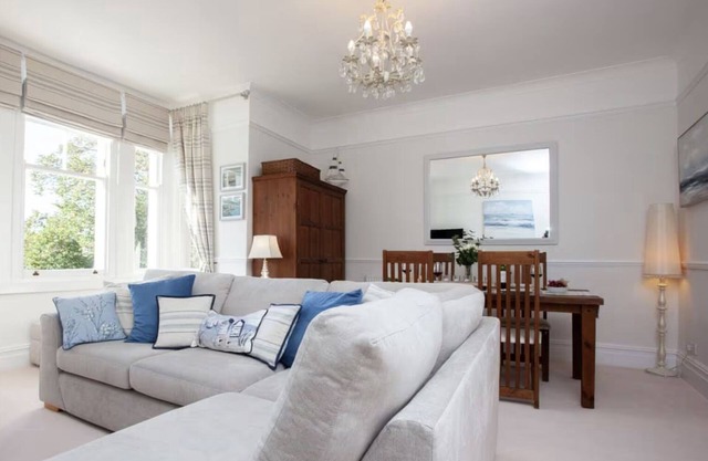 Chic Apartment, 5 Mins Walk To Beach. Restaurants, Netflix & WiFi, Parking.