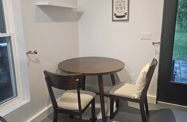 Chic apartment with AC and WiFi in serene Orillia