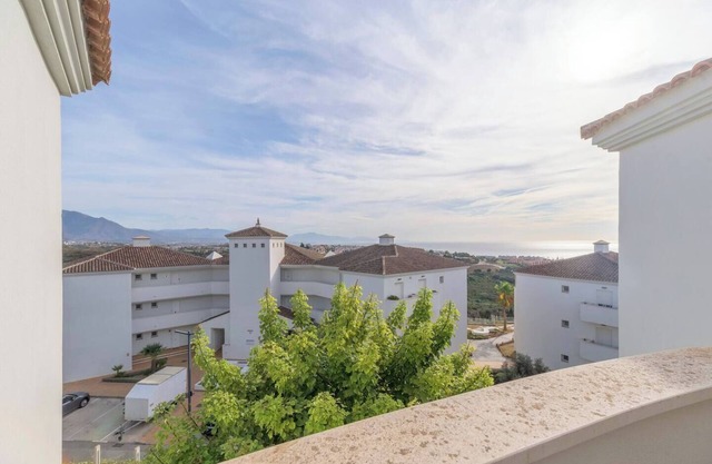 Chic apartment with sea and mountain views.Pool |2BR|4Min from the beach|.