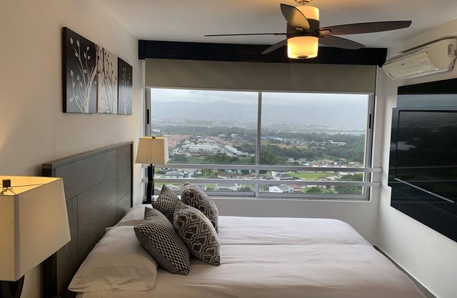 Vistas increíbles del APT chic cerca del aeropuerto y del centro