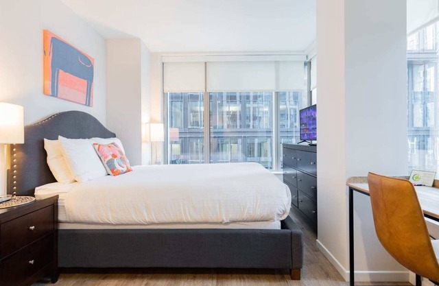 Chic Apt Seaport Summ
