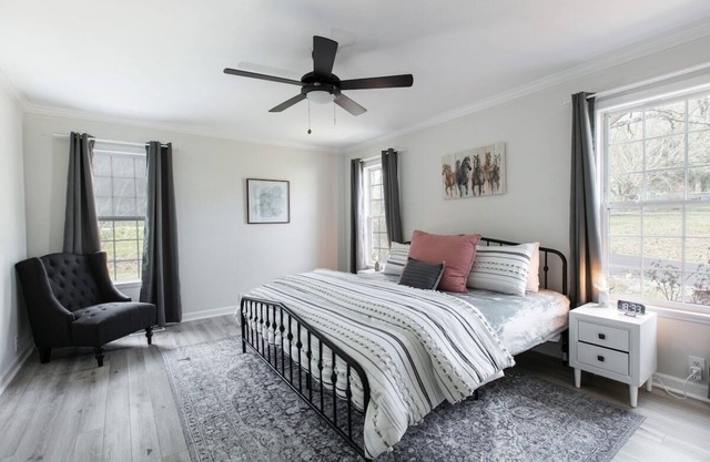 Village Family Retreat: Near Parkway & DT AVL