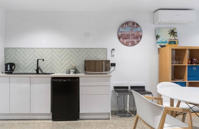 Chic Beach Studio - This chic two bedroom studio apartment nestled between the front and back beachs
