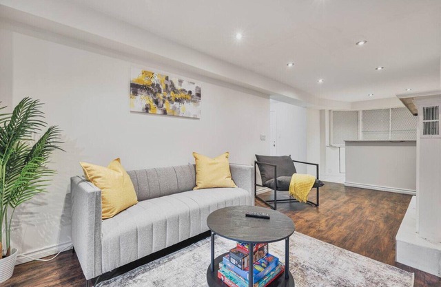 Chic & Bright 1BR Apt with Free Wifi & Parking