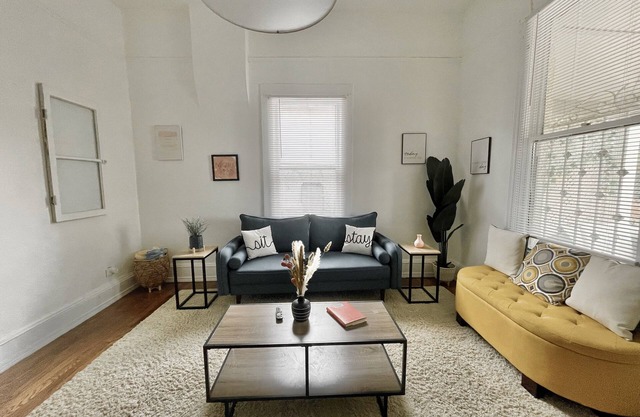 Chic bungalow close to downtown!