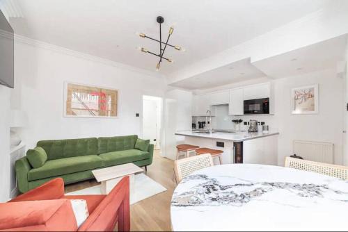 Chic Chelsea Apartment Steps from Kings Road