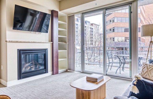 Chic Cherry Creek 2BR w/ Gym & Dog Park, 2 blocks to Mall, by Blueground