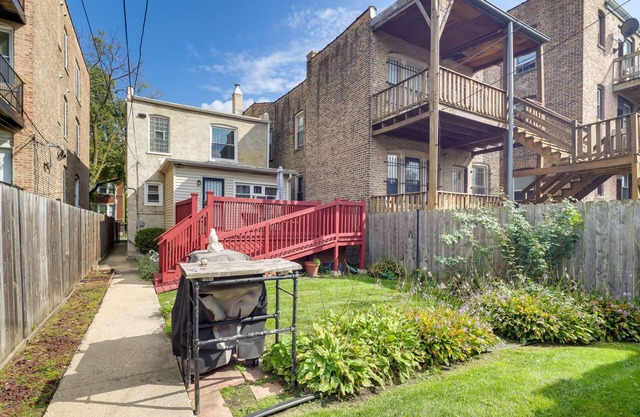 Chic Chicago Abode: Steps from Magnificent Mile!