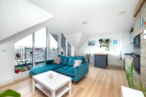 Chic City 1 Bedroom Apartment with Balcony Views