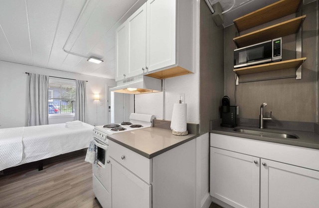 Chic City Retreat 97 Sleeps 2!