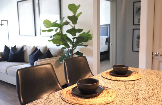 CHIC/CLEAN & COZY APARTMENT w/Free parking/ Free wifi/ Free Netflix