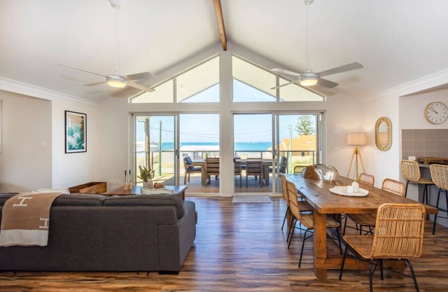 Chic coastal holiday home - 1 minute walk to beach, ocean views