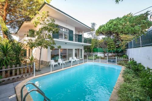 Chic Coastal Villa Pool, Garden & Beach Vibes