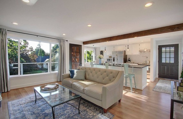 Chic & Comfy Upper 2B @DT Kirkland | Walk to Lake