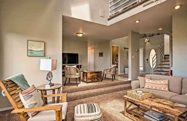 Chic Coos Bay Home w/ Pacific Ocean Views!