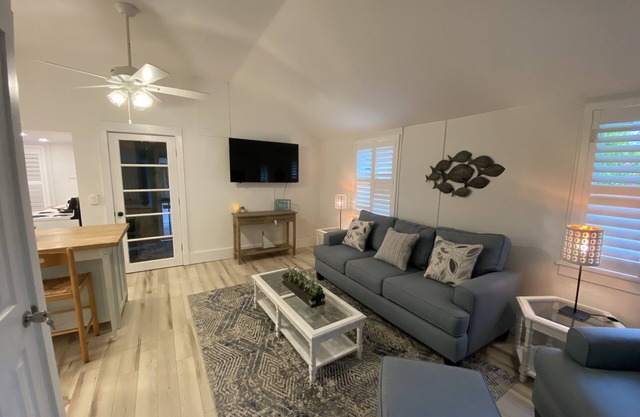 Chic cottage, Vamo area, close to beaches, pet friendly, INTACT after storm