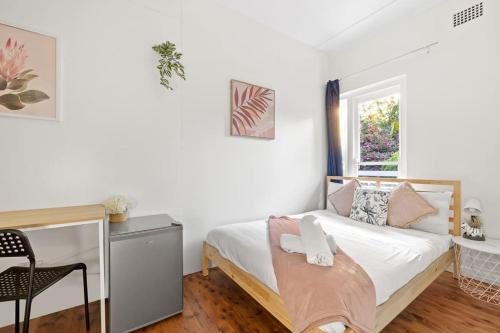 Chic Double Room - Seconds to Transport & Shops at Killara - Shared Bathroom