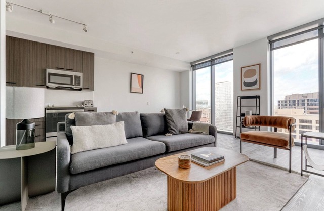 Chic Downtown 1BR w/ Pool & Gym, close to Restaurants, by Blueground