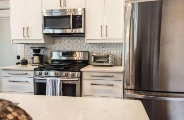 Chic Downtown Farmhouse With Garden and BBQ Grill