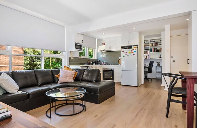 Chic Elwood 1BR Apt with Free Parking