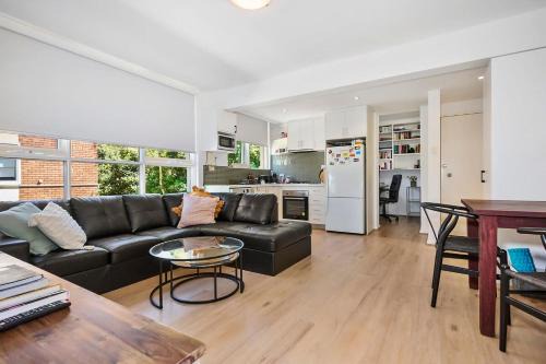 Chic Elwood 1BR Apt with Free Parking