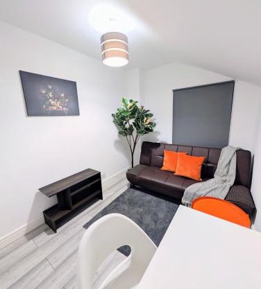 Chic En-suite Room with Office Garden and Parking New Renovation