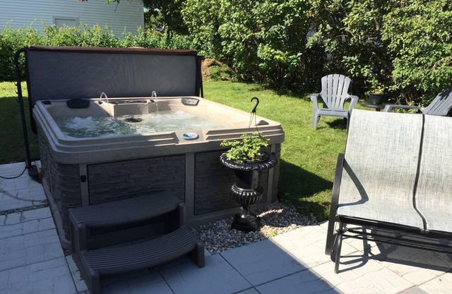 Chic et jolie maison avec SPA, cour privé, BBQ, salle de bain de luxe