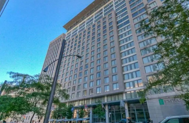 CHIC EXECUTIVE DOWNTOWN CONDO WITH FREE GARAGE PARKING NEAR THE OLD PORT !!