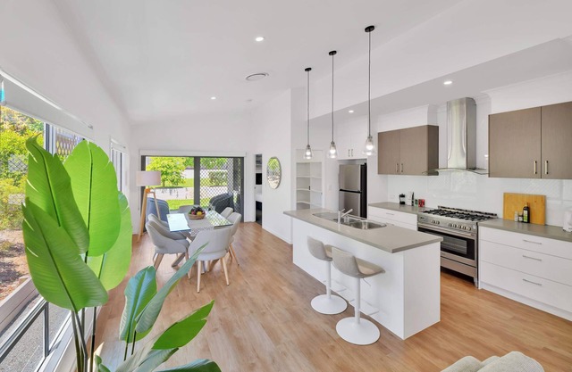 Chic Family Friendly 4BR Retreat Near Redcliffe