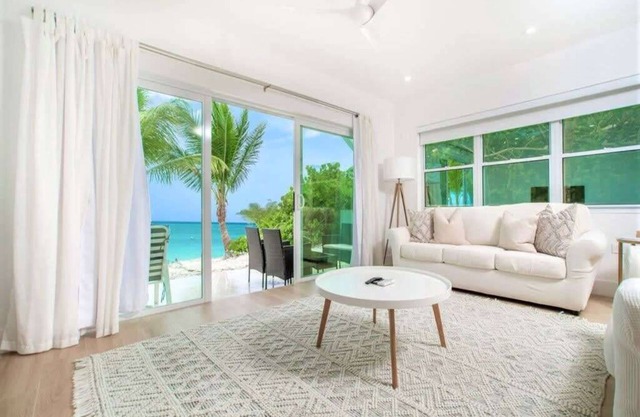 Chic Family Friendly 3 Bed 2 Bath Beach Front Home