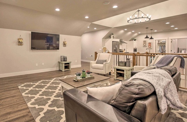 ¡NUEVO! Chic Farmhouse w / Creek: Heart of Wine Country