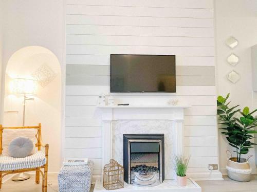 Chic flat close to Edinburgh, Airport, & Zoo