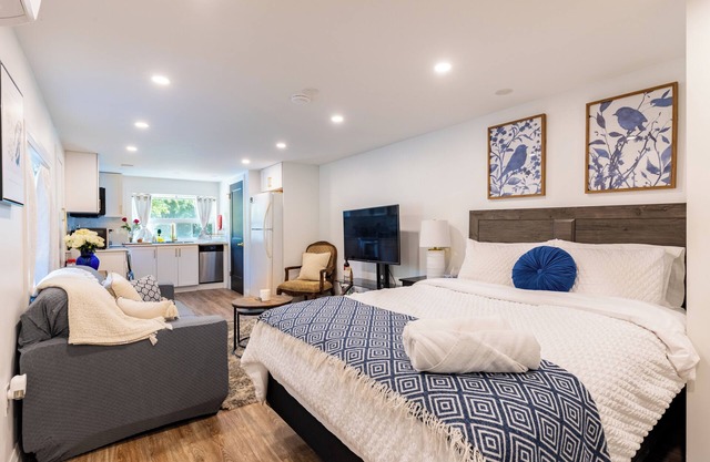 Chic Hotel-Style Retreat by Toronto Premium Outlets