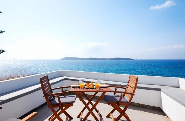 Chic hotel suite with Sea View and Breakfast