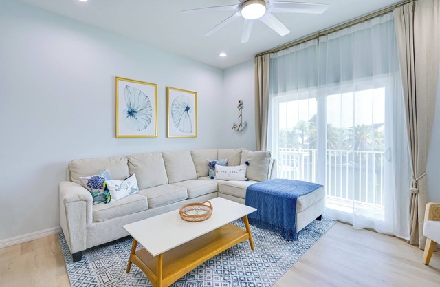 Chic Hudson Townhome: Walk to the Beach!