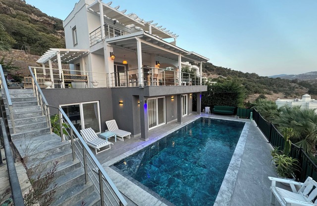 Chic huge villa with sea view private pool 4 bedrooms, 2 living room in Bodrum