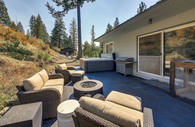 Chic Idaho Retreat w/ Hot Tub, Grill & Pool Table!