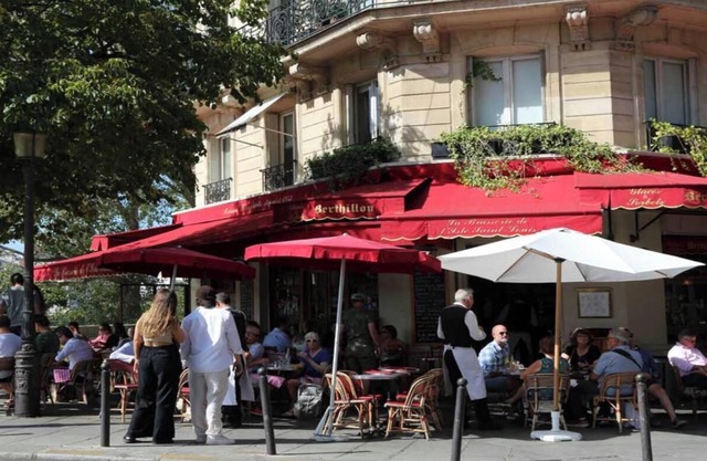 CHIC ISLAND HAVEN: SEINE-SIDE SERENITY, A PARISIAN RETREAT ON ÎLE SAINT-LOUIS