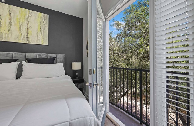 Chic King Bed Townhome Retreat with Pools and two car garage, Gym, Pickleball Ct
