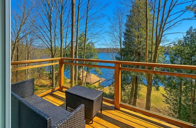 Chic Lakefront Escape Designer Touches + Kayaks + Fire Pit + Private Dock