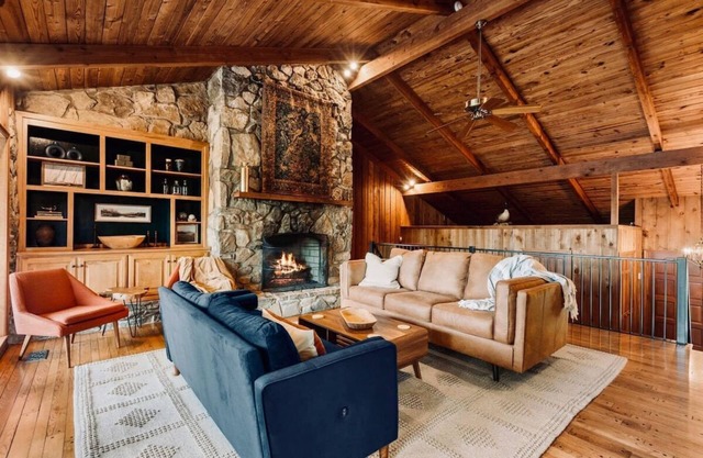 Chic Lakefront Home｜6 bdrm/4bath & Private Dock!