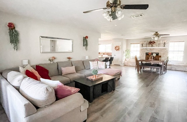 Chic Large Austin Home For Families & Groups - sleeps 9+ Game Room and on 1 acre