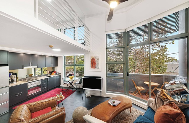 Chic Loft Style Apartment Close to Everything