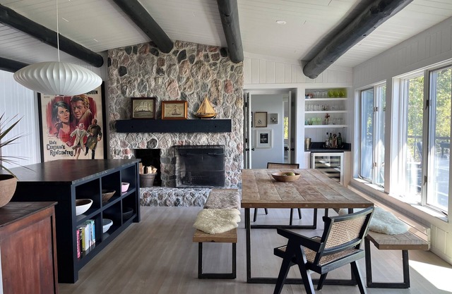 Clásico, elegante casa de troncos, con un estilo elegante, actualizado con comodidades modernas.