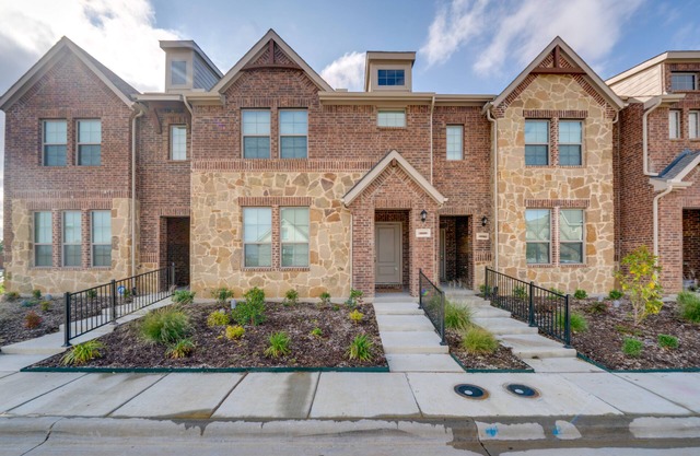 Chic Mesquite Townhome ~ 11 Mi to Downtown Dallas!
