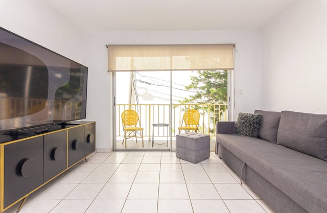 Chic Miami 2 bedrooms apartment - heart of Edgewater - Free parking & balcony