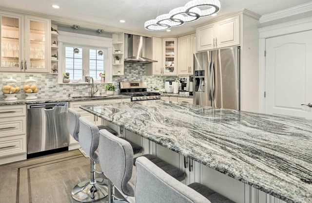 Chic Milton Getaway ~ 10 Miles to Downtown Boston!