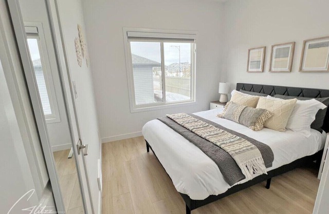 Chic Modern Home|King Bed|Fireplace|Disney+